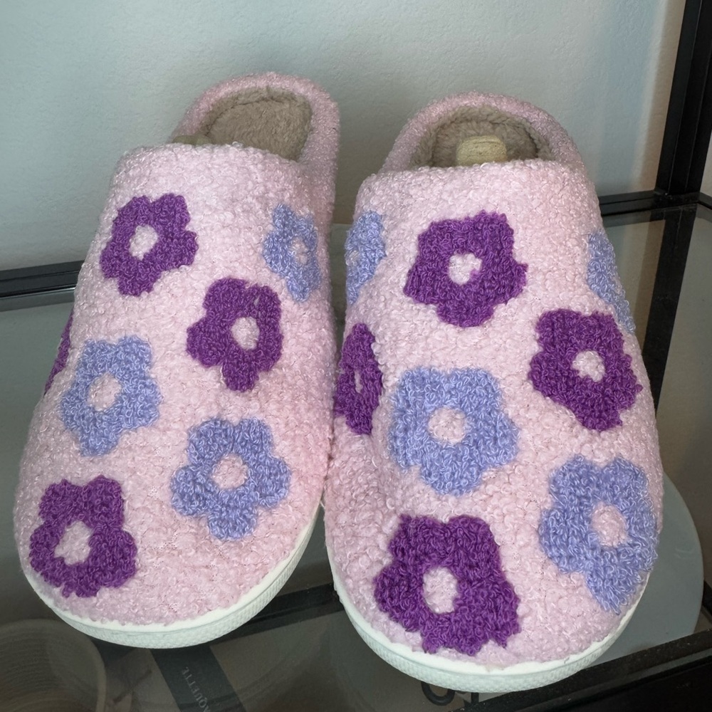 NWT Fuzzy Purple Flower Floral Slippers Women's Size: 8-9 - Picture 4 of 5